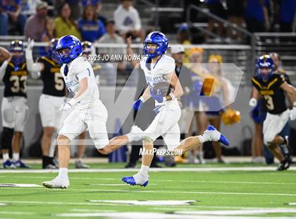 Thumbnail 2 in Barbers Hill vs. Anderson (UIL 5A D1 Football Area Championship) photogallery.