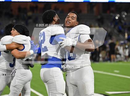Thumbnail 3 in Barbers Hill vs. Anderson (UIL 5A D1 Football Area Championship) photogallery.