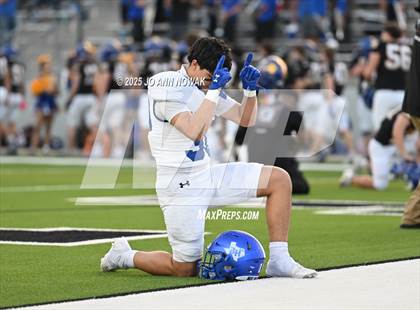 Thumbnail 2 in Barbers Hill vs. Anderson (UIL 5A D1 Football Area Championship) photogallery.