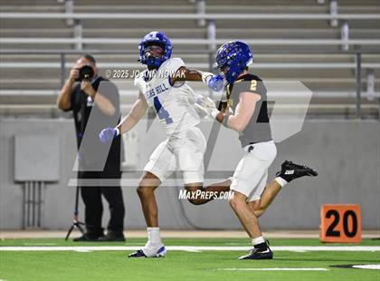 Thumbnail 2 in Barbers Hill vs. Anderson (UIL 5A D1 Football Area Championship) photogallery.