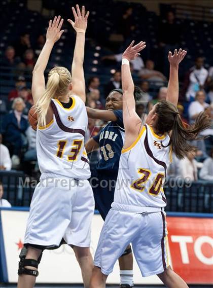 Thumbnail 3 in Bishop's vs Mater Dei (CIF SDS D4 Final) photogallery.