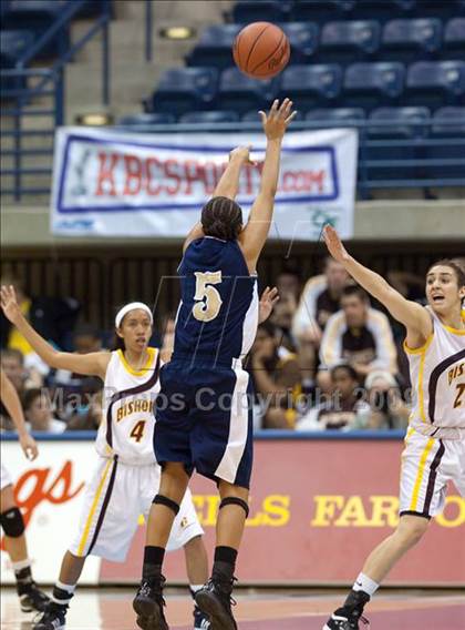 Thumbnail 2 in Bishop's vs Mater Dei (CIF SDS D4 Final) photogallery.