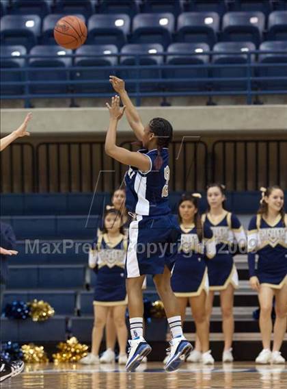 Thumbnail 3 in Bishop's vs Mater Dei (CIF SDS D4 Final) photogallery.