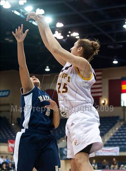 Thumbnail 3 in Bishop's vs Mater Dei (CIF SDS D4 Final) photogallery.