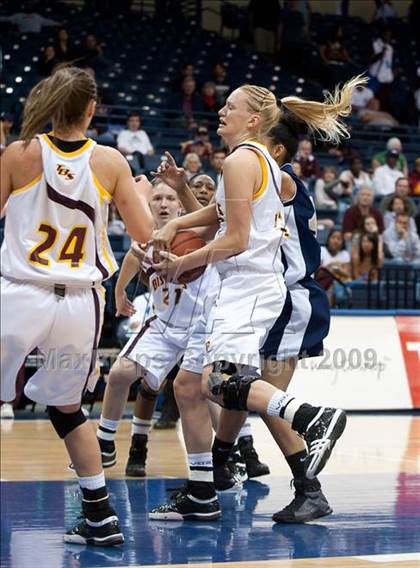 Thumbnail 3 in Bishop's vs Mater Dei (CIF SDS D4 Final) photogallery.