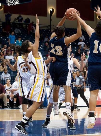 Thumbnail 3 in Bishop's vs Mater Dei (CIF SDS D4 Final) photogallery.