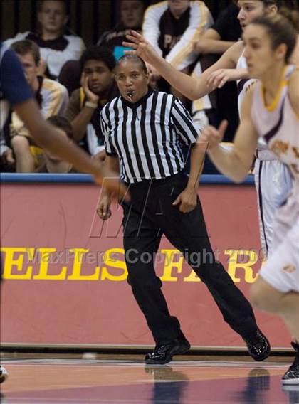 Thumbnail 2 in Bishop's vs Mater Dei (CIF SDS D4 Final) photogallery.