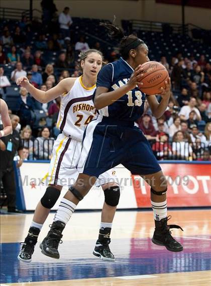 Thumbnail 2 in Bishop's vs Mater Dei (CIF SDS D4 Final) photogallery.