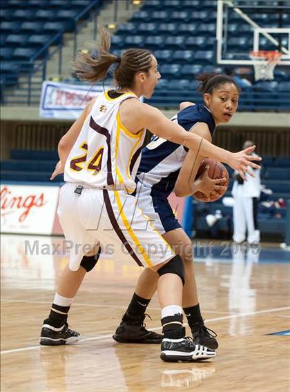 Thumbnail 2 in Bishop's vs Mater Dei (CIF SDS D4 Final) photogallery.