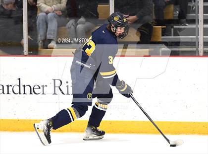 Thumbnail 2 in Trinity-Pawling vs. Frederick Gunn (Avon Christmas Classic 5th Place) photogallery.
