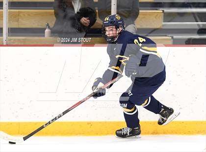 Thumbnail 2 in Trinity-Pawling vs. Frederick Gunn (Avon Christmas Classic 5th Place) photogallery.