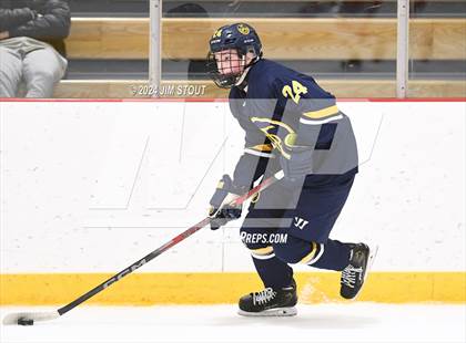 Thumbnail 1 in Trinity-Pawling vs. Frederick Gunn (Avon Christmas Classic 5th Place) photogallery.
