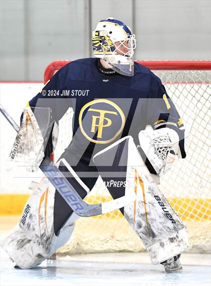 Thumbnail 2 in Trinity-Pawling vs. Frederick Gunn (Avon Christmas Classic 5th Place) photogallery.