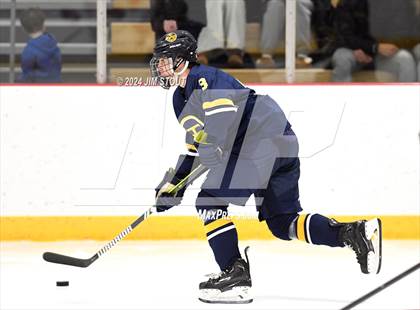 Thumbnail 2 in Trinity-Pawling vs. Frederick Gunn (Avon Christmas Classic 5th Place) photogallery.