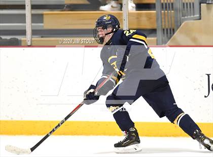 Thumbnail 2 in Trinity-Pawling vs. Frederick Gunn (Avon Christmas Classic 5th Place) photogallery.