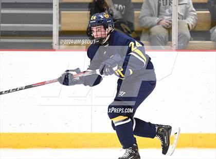 Thumbnail 3 in Trinity-Pawling vs. Frederick Gunn (Avon Christmas Classic 5th Place) photogallery.