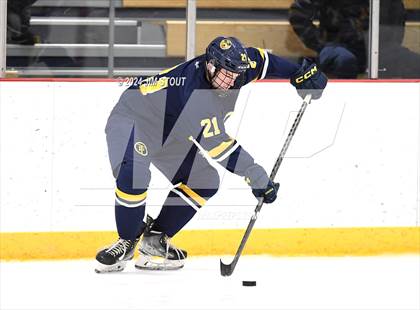 Thumbnail 3 in Trinity-Pawling vs. Frederick Gunn (Avon Christmas Classic 5th Place) photogallery.
