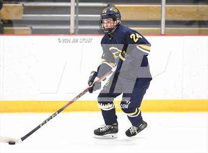 Thumbnail 1 in Trinity-Pawling vs. Frederick Gunn (Avon Christmas Classic 5th Place) photogallery.