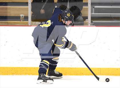 Thumbnail 1 in Trinity-Pawling vs. Frederick Gunn (Avon Christmas Classic 5th Place) photogallery.