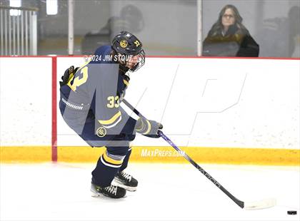 Thumbnail 3 in Trinity-Pawling vs. Frederick Gunn (Avon Christmas Classic 5th Place) photogallery.
