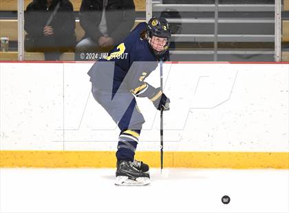 Thumbnail 2 in Trinity-Pawling vs. Frederick Gunn (Avon Christmas Classic 5th Place) photogallery.