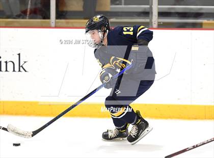 Thumbnail 2 in Trinity-Pawling vs. Frederick Gunn (Avon Christmas Classic 5th Place) photogallery.