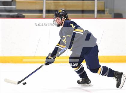 Thumbnail 3 in Trinity-Pawling vs. Frederick Gunn (Avon Christmas Classic 5th Place) photogallery.
