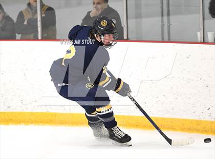 Thumbnail 2 in Trinity-Pawling vs. Frederick Gunn (Avon Christmas Classic 5th Place) photogallery.