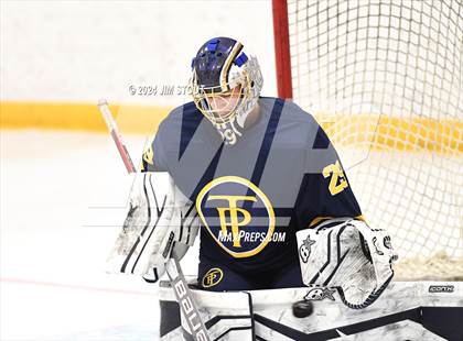 Thumbnail 1 in Trinity-Pawling vs. Frederick Gunn (Avon Christmas Classic 5th Place) photogallery.