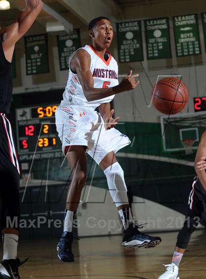 Thumbnail 2 in Etiwanda vs. Roosevelt (Inland Empire Classic) photogallery.