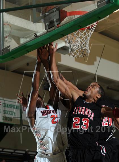 Thumbnail 2 in Etiwanda vs. Roosevelt (Inland Empire Classic) photogallery.