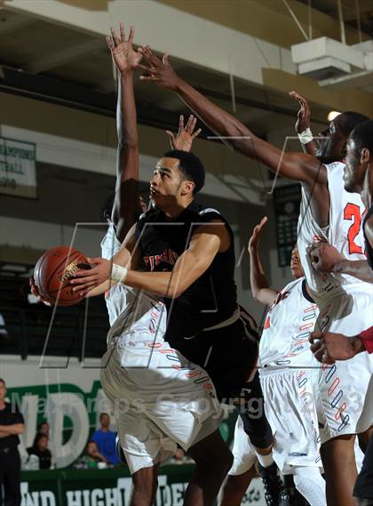 Thumbnail 3 in Etiwanda vs. Roosevelt (Inland Empire Classic) photogallery.