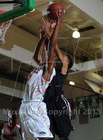 Thumbnail 3 in Etiwanda vs. Roosevelt (Inland Empire Classic) photogallery.
