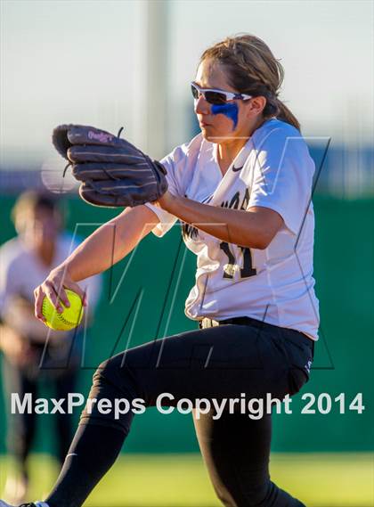 Thumbnail 2 in La Vernia vs. King (3A Regional Semifinal) photogallery.