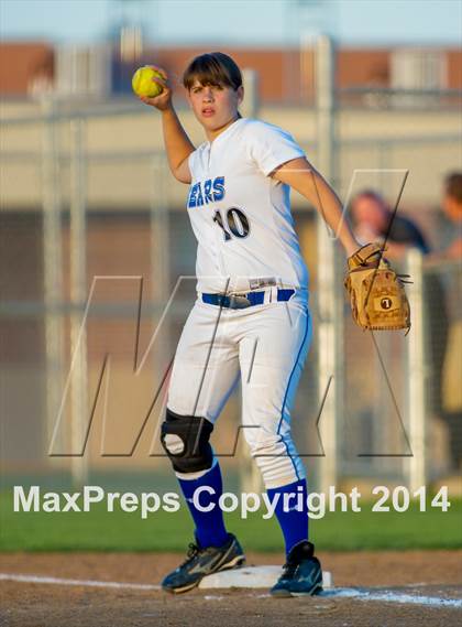 Thumbnail 2 in La Vernia vs. King (3A Regional Semifinal) photogallery.