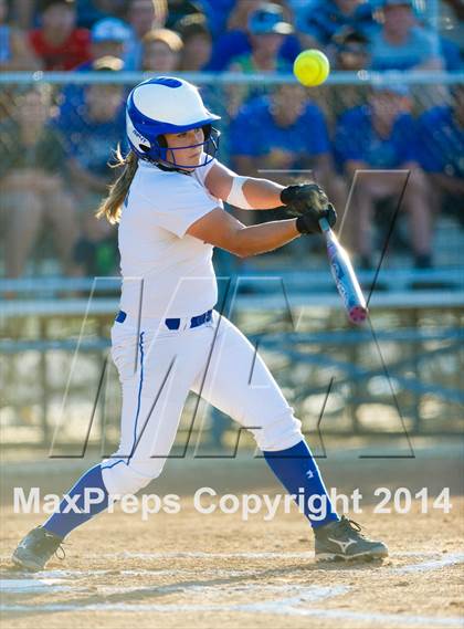 Thumbnail 2 in La Vernia vs. King (3A Regional Semifinal) photogallery.