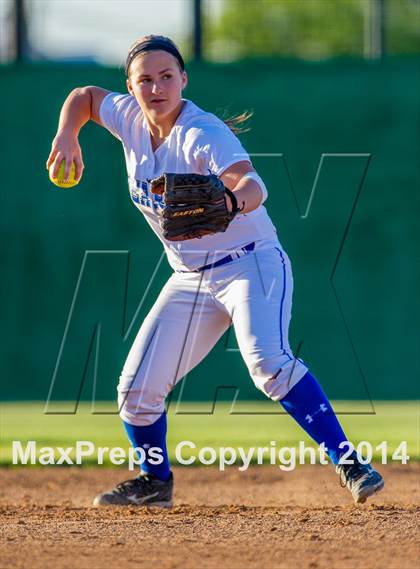 Thumbnail 2 in La Vernia vs. King (3A Regional Semifinal) photogallery.