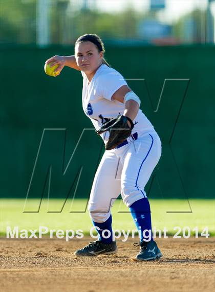 Thumbnail 2 in La Vernia vs. King (3A Regional Semifinal) photogallery.