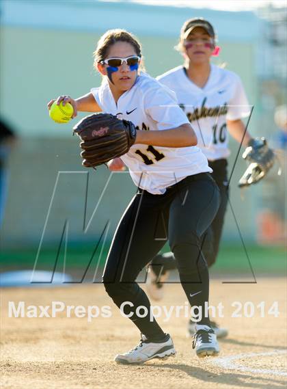 Thumbnail 2 in La Vernia vs. King (3A Regional Semifinal) photogallery.