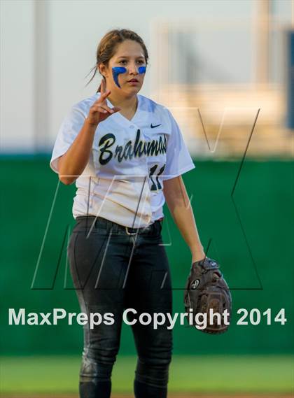 Thumbnail 2 in La Vernia vs. King (3A Regional Semifinal) photogallery.
