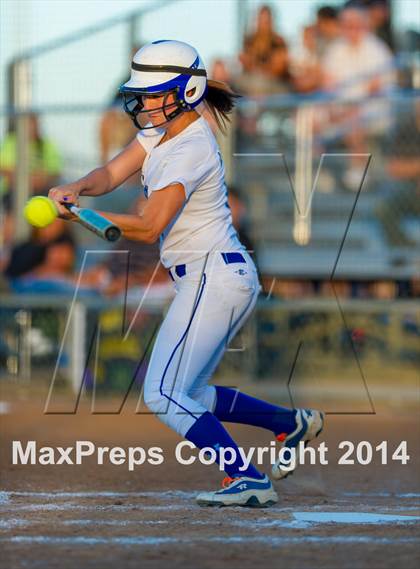 Thumbnail 2 in La Vernia vs. King (3A Regional Semifinal) photogallery.
