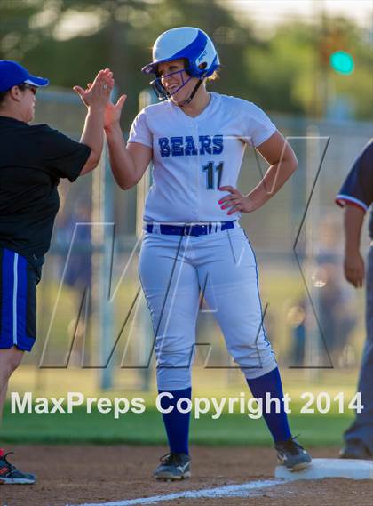 Thumbnail 2 in La Vernia vs. King (3A Regional Semifinal) photogallery.