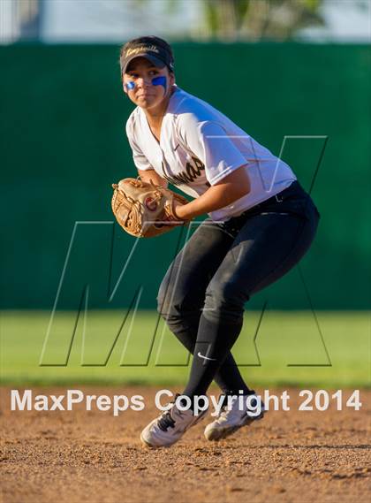 Thumbnail 2 in La Vernia vs. King (3A Regional Semifinal) photogallery.