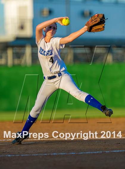Thumbnail 2 in La Vernia vs. King (3A Regional Semifinal) photogallery.