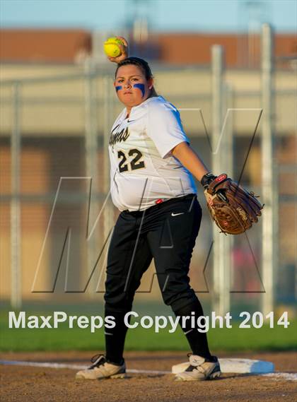 Thumbnail 2 in La Vernia vs. King (3A Regional Semifinal) photogallery.