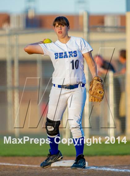 Thumbnail 3 in La Vernia vs. King (3A Regional Semifinal) photogallery.