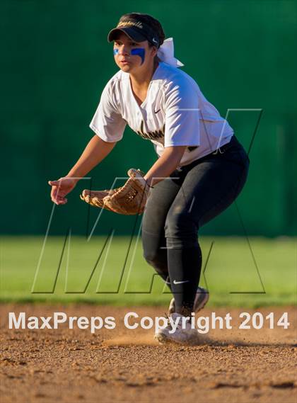 Thumbnail 2 in La Vernia vs. King (3A Regional Semifinal) photogallery.