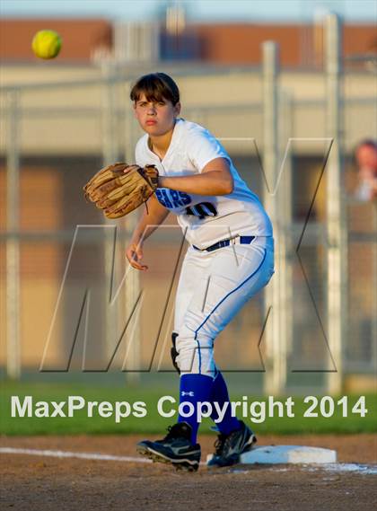 Thumbnail 2 in La Vernia vs. King (3A Regional Semifinal) photogallery.
