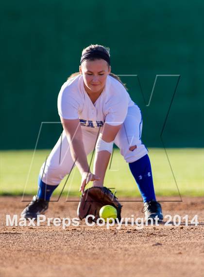 Thumbnail 2 in La Vernia vs. King (3A Regional Semifinal) photogallery.