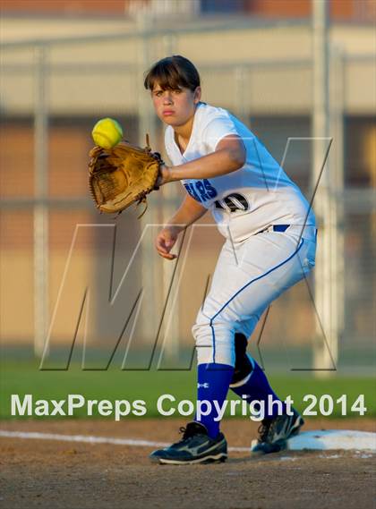 Thumbnail 3 in La Vernia vs. King (3A Regional Semifinal) photogallery.
